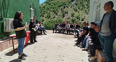 Hakkari'de besiciler şap hastalığı konusunda bilgilendiriliyor