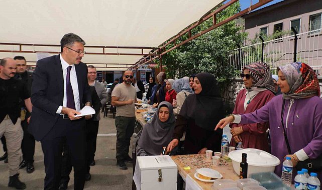 Hakkari'de cami yararına hayır çarşısı kuruldu