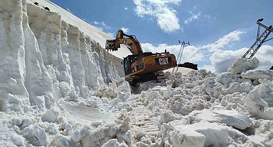 Hakkari'de kar tünelleri arasında zorlu ulaşım mücadelesi