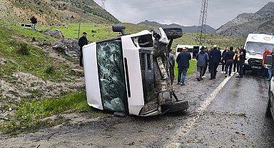 Hakkari'de öğrenci servisi devrildi