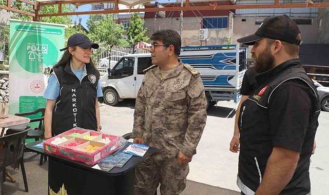 Hakkari'de "En İyi Narkotik Polisi: Anne" standına açıldı