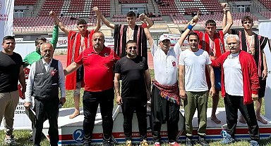 Hakkarili güreşçilerden büyük başarı