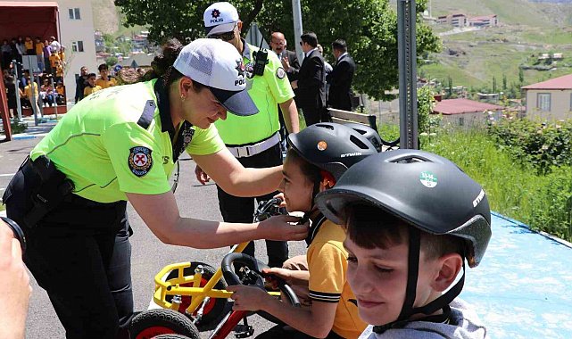 Hakkâri'de trafikte bilinçli nesillerin yetişmesi için eğitimler devam ediyor