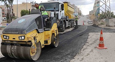 Haliliye'de yollar sıcak asfaltla yenileniyor