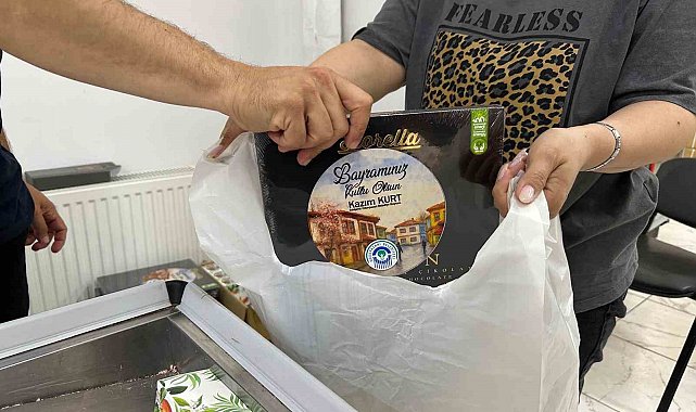 Halk Market'ten bayram öncesi ihtiyaç sahiplerine bayram çikolatası, kolonya ve Türk kahvesi ikramı