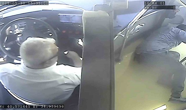 Halk otobüsünde epilepsi nöbeti geçiren yolcuyu şoför hastaneye yetiştirdi