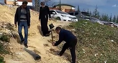 Hastanenin kestirme rampasında düştü: Yola tepki videosu çekerken biri daha düştü