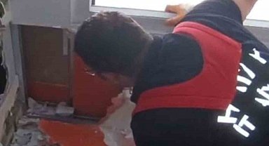 Havalandırma boşluğuna düşen kedi duvar kırılarak kurtarıldı