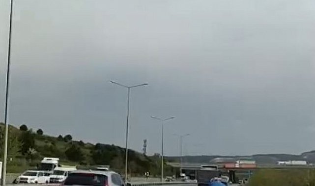 Havalimanı yolunda motosiklet sürücüsünün tehlikeli hareketleri