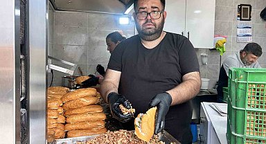 Hayırlı evlat, her yıl babasının sevdiği dönerden dağıtıyor