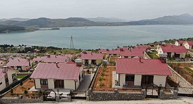 Hem güven hem de huzur veren göl manzaralı deprem konutları