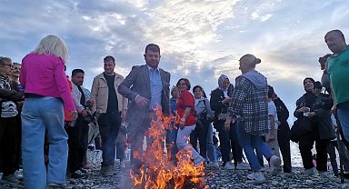 Hıdırellez ateşi sahilde yandı