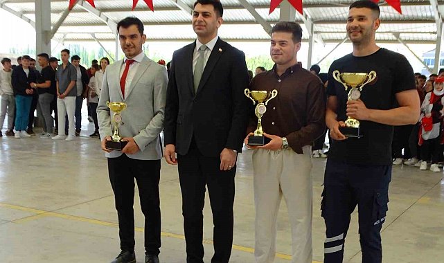 Hisarcık'ta yarışmalarda dereceye giren öğrenciler ödüllendirildi