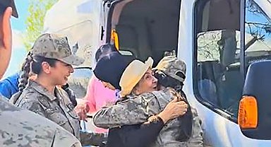 Huzurevi sakinlerinden jandarmaya Anneler Günü ziyareti