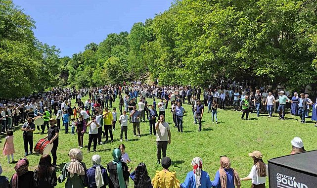 Huzurun sağlandığı köylerine 35 yıl sonra dönen aileler, kazanlarda yemekler pişirip doyasıya eğlendi