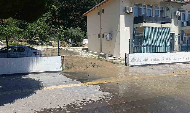 İçme suyu deposundaki aksaklık Manavgat'ta caddeyi göle çevirdi
