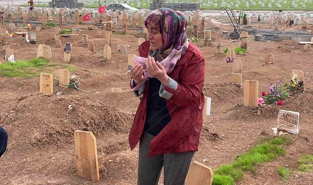 İki evladını cinayete kurban veren anne, mezarlarını ziyaret etti