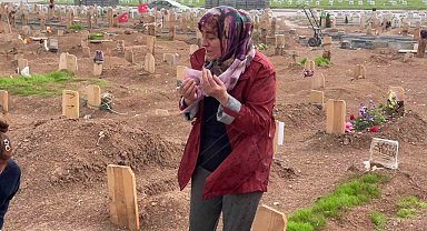 İki evladını cinayete kurban veren anne, mezarlarını ziyaret etti