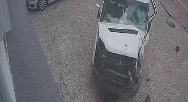 İki servis aracı çarpıştı, biri iş yerine daldı