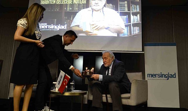 İlber Ortaylı'ya sahnede doğum günü sürprizi