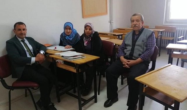 İlerlemiş yaşlarına rağmen okuma yazma öğreniyorlar