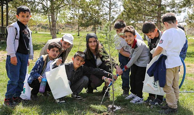 İlkokul öğrencileri iklim değişikliğine dikkat çekmek için fidan dikti
