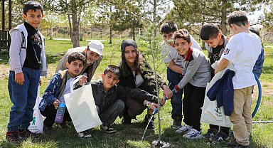 İlkokul öğrencileri iklim değişikliğine dikkat çekmek için fidan dikti