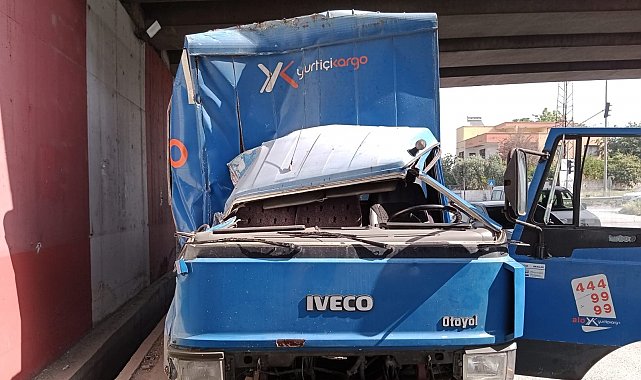 İşçi servisi, kargo kamyonuyla çarpıştı