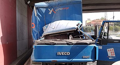 İşçi servisi, kargo kamyonuyla çarpıştı