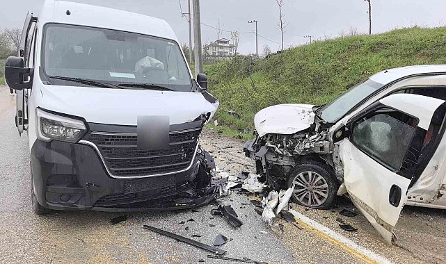 İşçileri taşıyan servis minibüsü ile hafif ticari araç çarpıştı: 13 yaralı