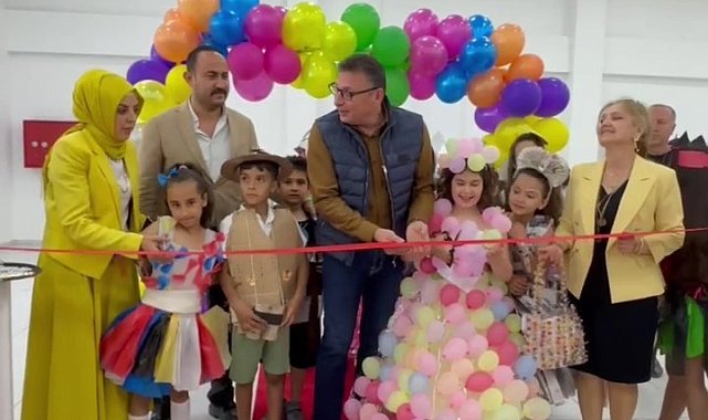 İskenderun'da öğrencilerin geri dönüşüm defilesi beğeni topladı