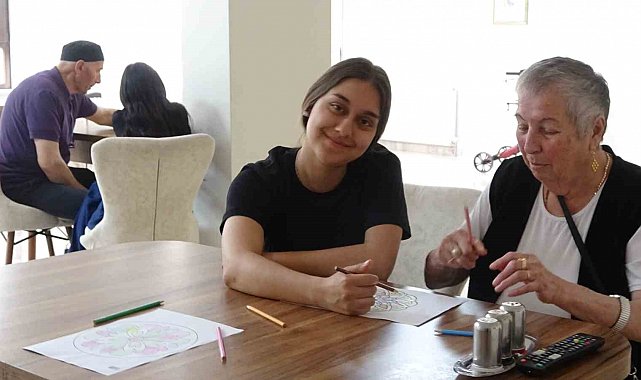 İspanyol öğrenciler huzurevinde staj yapıyor