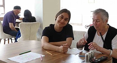 İspanyol öğrenciler huzurevinde staj yapıyor