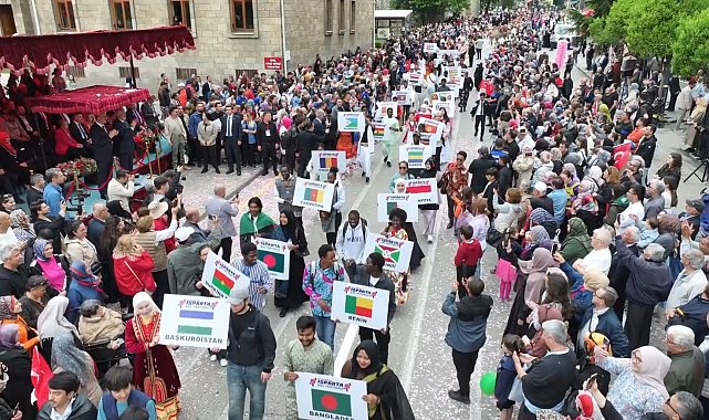 Isparta sokakları gül sularıyla yıkandı, Uluslararası Gül Festivali görsel şölene dönüştü