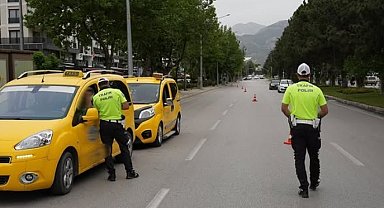 Isparta'da asayiş ve trafik uygulamasında 10 araç sürücüsüne ceza