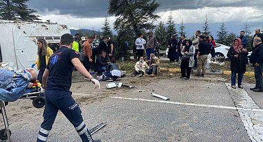 Isparta'da kontrolden çıkan yolcu midibüsü devrildi: 15 yaralı