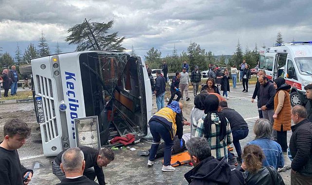 Isparta'da yolcu midibüsü devrildi, yaralılar var