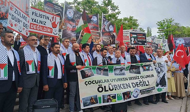 İsrail Büyükelçiliği önünde siyah çelenkli protesto
