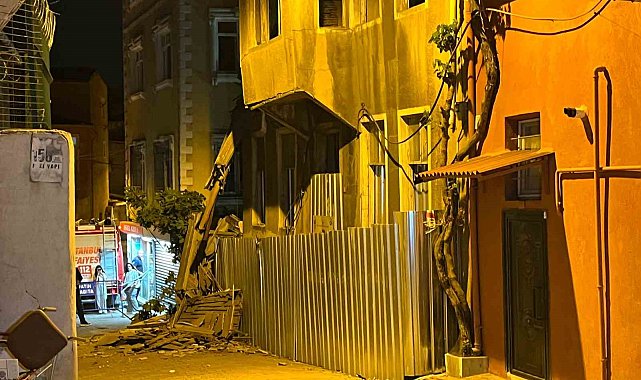 İstanbul Fatih Ayvansaray'da, metruk binada çökme meydana geldi. İhbar üzerine itfaiye, AFAD, UMKE ve sağlık ekipleri sevk edildi.