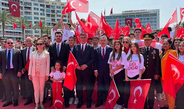 İzmir'de 19 Mayıs coşkuyla kutlandı