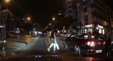 İzmir'de 'döner bıçaklı' trafik kavgası kamerada