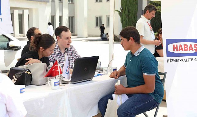 İzmir'de sektör temsilcileriyle öğrenciler bir araya geldi