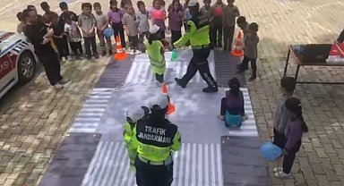Jandarma ekiplerinden minik öğrencilere trafik eğitimi