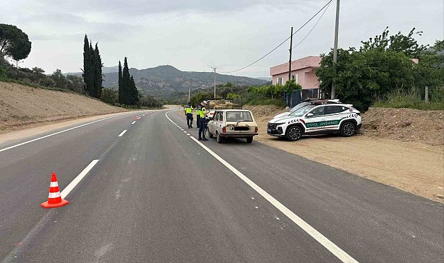 Jandarma trafik kontrollerine devam ediyor