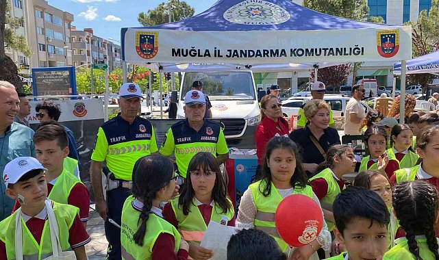 Jandarma trafik standına büyük ilgi