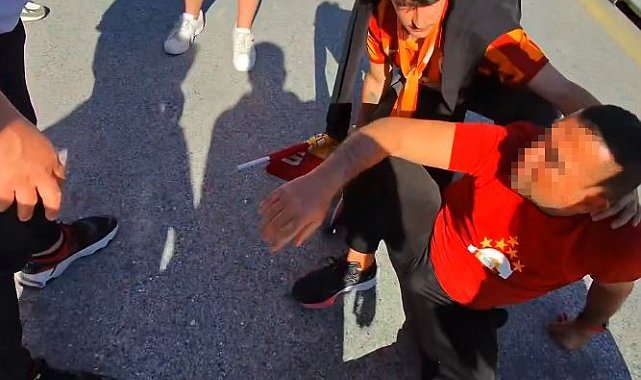 Kadıköy'de Galatasaraylı taraftara silahlı saldırı kamerada