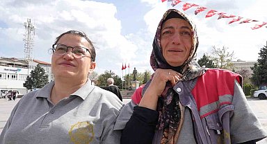 Kadın personele Anneler Günü sürprizi: Çocuklarını dev ekranda görünce gözyaşlarını tutamadılar