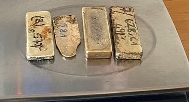 Kadın yolcu iç çamaşırına ve koltuk altlarına gizlediği 2 kilo altın ile yakalandı