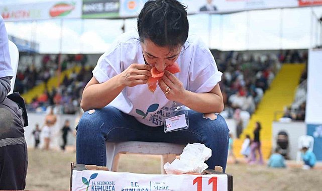 Kadınlar en çok domatesi yemek için yarıştı: Birinci 1,5 kilo üzerinde domates yedi