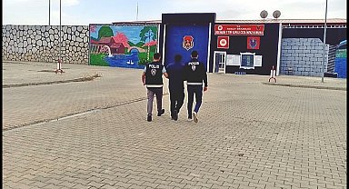 Kafasına taktığı perukla 6 ay kaçabildi